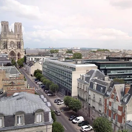 La Demeure Des Sacres Couette-café 4*